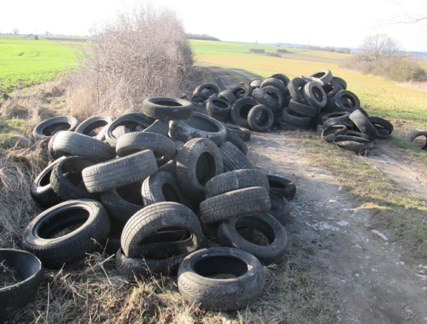 Etwa 300 Reifen wurden bei Wolfhagen illegal entsorgt.