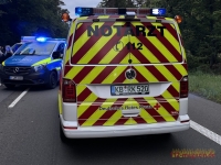 Ein Rettungswagen transportierte den schwer verletzten Mann unmittelbar nach der Erstversorgung zur weiteren medizinischen Behandlung in ein Krankenhaus.