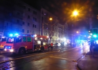 Um 3.50 Uhr  wurde die Feuerwehr Kassel am Samstagmorgen (26. November 2022) zu einem Kellerbrand in einem fünfgeschossigen Mehrfamilienhaus im Stadtteil Wesertor gerufen.
