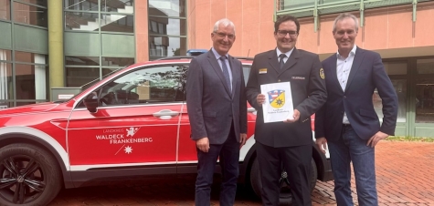 Der Erste Kreisbeigeordnete des Landkreises Karl-Friedrich Frese (l.) und Landrat Jürgen van der Horst (r.) begrüßen Philip Windisch in seiner neuen Funktion als Kreisbrandinspektor des Landkreises Waldeck-Frankenberg.