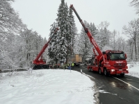 Mit einem Kran musste am Freitag, den 30.01.2026, der in den Graben gerutschte Lastwagen bei Willebadessen aufwendig geborgen werden.