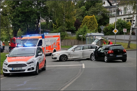 Im Kreuzungsbereich stießen die Fahrzeuge zusammen, vier Menschen wurden verletzt. 