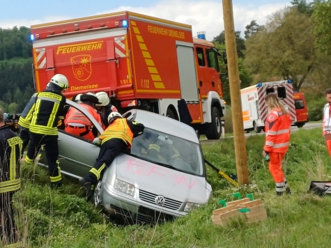 Bei der Gemeinschaftsübung am 9. Mai 2026 trainierten Feuerwehr und Rettungsdienst in Diemelsee mehrere realitätsnahe Einsatzszenarien.