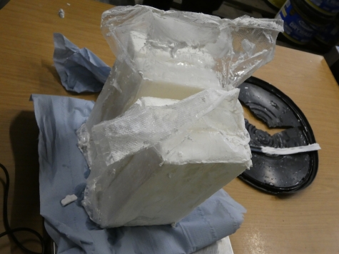 Beamte der Gemeinsamen Ermittlungsgruppe Rauschgift präsentieren die sichergestellten Kokain-Pakete, die professionell in Eimern mit Spachtelmasse getarnt waren.