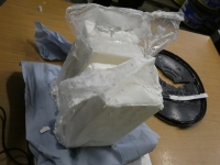 Beamte der Gemeinsamen Ermittlungsgruppe Rauschgift präsentieren die sichergestellten Kokain-Pakete, die professionell in Eimern mit Spachtelmasse getarnt waren.