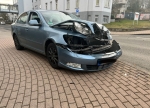 Am Samstagnachmittag (19. März 2022) ereignete sich im Kreuzungsbereich Richard-Kirchner-Straße und der Dr.-Born-Straße ein Verkehrsunfall mit zwei beteiligten Kraftfahrzeugen.