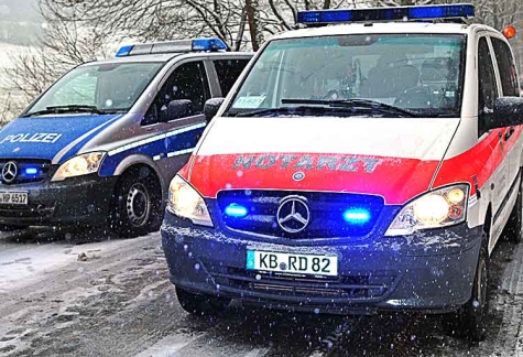 Polizei, Rettungsdienste und ein Abschlepper rückten am 4. Januar zu einem Unfall nach Grüsen (Gemünden) aus.