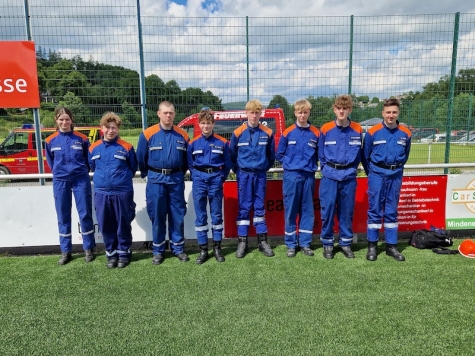 Die Briloner Jugendfeuerwehr bei der erfolgreichen Abnahme der Leistungsspange in Eslohe, wo sie mit Teamgeist und hervorragenden Leistungen überzeugte.