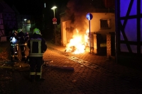 Ein Motorrad stand am 28. September 2026 in der Korbacher Rathausgasse in Vollbrand.