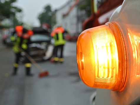 Feuerwehrkräfte, Polizei und der Rettungsdienst rückten am 3. Juli 2024 zu einem Einsatz nach Bad Arolsen aus.