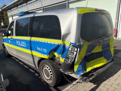 Der beschädigte Streifenwagen nach dem Unfall auf der B 3, bei dem ein VW-Fahrer die Absicherung übersah und ins Heck des Polizeifahrzeugs krachte.