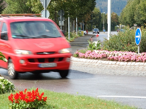In Korbach ist am 3. Juni 2026 eine Radfahrerin von einem Transporter aus dem Sattel gehievt worden. 