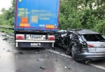 Der Audi wurde durch den Aufprall gegen eine Leitplanke gedrückt. Der Lkw-Fahrer kam mit schweren Verletzungen ins Krankenhaus.