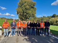 Der Verkehr kann auf der K 26 zwischen Böhne und Bergheim wieder laufen.  Zur offiziellen Freigabe der Strecke trafen sich Vertreter des Landkreises, der Gemeinde Edertal, Hessen Mobil und der ausführenden Firmen vor Ort.