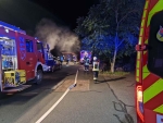 Feuerwehrleute bekämpfen den Brand in einer Garage, die direkt an ein Wohnhaus grenzt. Das Wohnhaus blieb durch den schnellen Einsatz unbeschädigt.