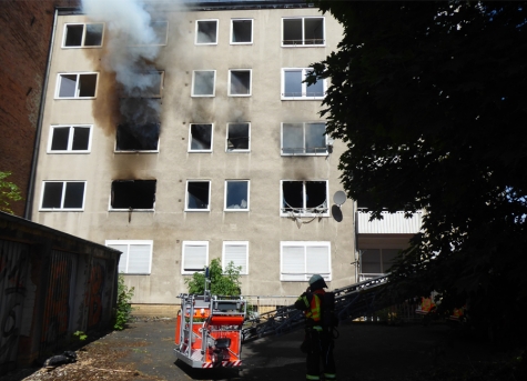 Eine in Vollbrand geratene Wohnung in einem leerstehenden Mehrfamilienhaus in der Fuldatalstraße beschäftige am Mittwochnachmittag (22. Juni 2022) die Einsatzkräfte der Feuerwehr Kassel.
