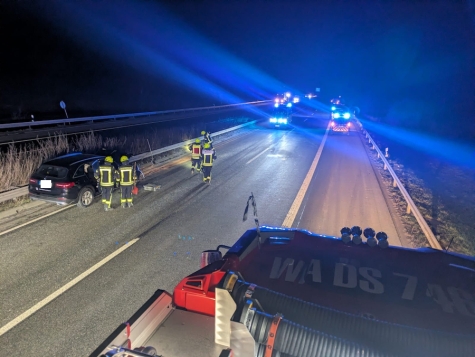 Einsatzleiter Marcel Römer leitete die Maßnahmen der 15 Brandschützer an der Unfallstelle auf der Autobahn und anschließend auf K 1.