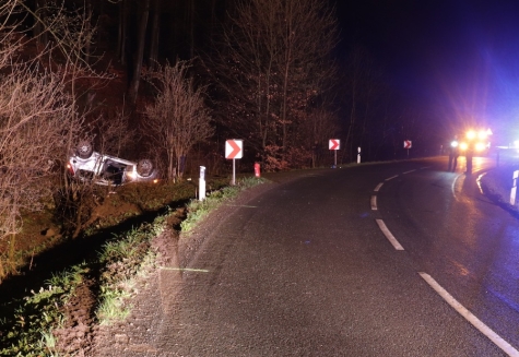 Nach dem Unfall auf der L 755 bei Ovenhausen am 5. April 2026 blieb ein Ford Fiesta auf dem Dach liegen.