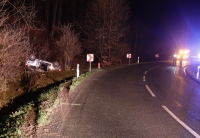 Nach dem Unfall auf der L 755 bei Ovenhausen am 5. April 2026 blieb ein Ford Fiesta auf dem Dach liegen.