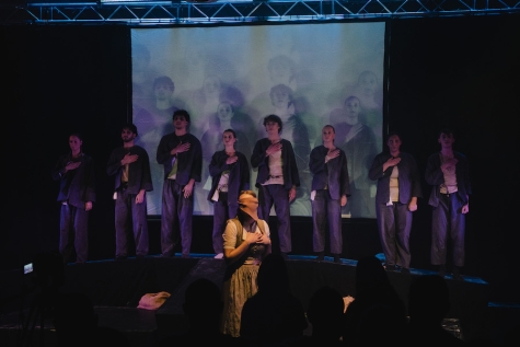 Ein Beispiel gelungenen Schultheaters – der DS-Kurs Q3 des Landgraf-Ludwig-Gymnasi- ums Gießen zeigt „Krabat“ nach Otfried Preußler.