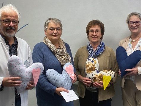 Stellvertretend für die Arbeit aller Frauen des Handarbeitskreises „Rostige Nadeln“ aus Höringhausen nahm Heike Berthold (2.v.l.) eine Spende von Geschäftsführerin Margarete Janson (r.) und Chefarzt Dr. Volker Aßmann(l.) vom Kreiskrankenhaus Frankenberg als Dank für die vielen gespendeten Herzkissen entgegen. OP-Schwester Petra Käufer (2.v.r) hält den Kontakt zu den Näherinnen und nimmt die Kissen mit ins Krankenhaus. Den Tipp,den Handarbeitskreis anzusprechen gab damals die Krankenschwester Angela Garthe