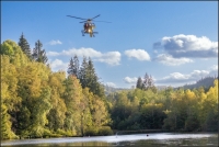 Der Rettungshubschrauber "Christoph 25" brachte ein "Restube" zum Einsatz und warf das Rettungsgerät zur Rettung in den Weiher. 