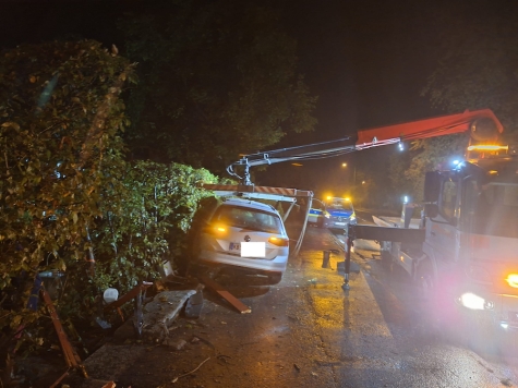 Ein silbergrauer VW Passat prallte am 2. Oktober 2026 in der Goßbergstraße gegen einen Zaun.