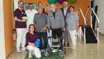 Hinten von links nach rechts: Ergotherapeut Lucas Büchel, Chefarzt der Geriatrie Dr. med. Dr. theol. Matthias M. Gernhardt, Sandra Saßmannshausen, Physiotherapeutin Birgit Krüger, Dr. Schmid vom Förderverein, Susanne Gonswa-Neuhaus, Oberärztin der Geriatrie, vorne von links: Ergotherapeutin Diana Kaszmekat-Hergut und die Patienten Herr Frey und Herr Schneider.