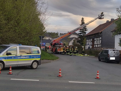 Bei dem Kaminbrand rückte die Feuerwehr in die Neue Straße im Stadtteil Friedrichshausen aus.