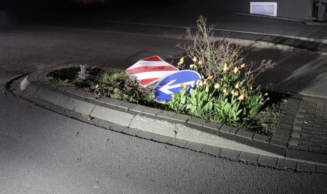 Ein 20-jähriger Mann aus Willebadessen kollidierte am 16. April 2026 in Gehrden mit einem Verkehrszeichen.