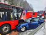 Auf der B 251 kam es am 17. Februar 2026 zur Kollision zwischen einem BMW und einem Linienbus.