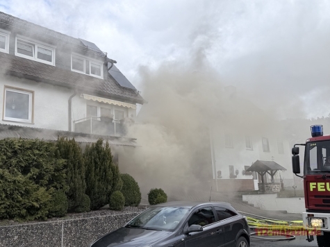 In Hatzfeld läuft am 31. März 2026 in der Gutenbergstraße ein Feuerwehreinsatz wegen einer starken Rauchentwicklung.