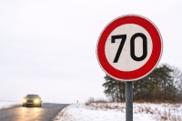 Im Rahmen eines groß angelegten Verkehrsversuchs wird die zulässige Höchstgeschwindigkeit auf der Bundesstraße 253 auf 70 km/h begrenzt, um die Sicherheit an den Abzweigen zur L 3073 und K 125 zu erhöhen.