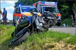 Der Motorradfahrer wurde beim Sturz und durch das Überrollen schwer verletzt. Er wurde nach der Erstversorgung mit dem Hubschrauber in die Uni Marburg geflogen.