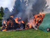 Am 27. September 2025, gegen 16.15 Uhr, Alarm zu einem Rundballenbrand; kurz darauf Erhöhung auf F 2 und Nachalarmierung mehrerer Wehren.