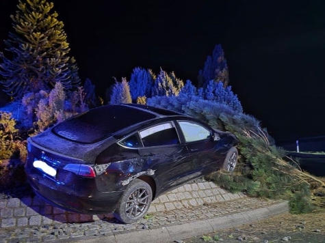 Völlig zerstört wurde der Tesla Model 3 bei dem Unfall am 27. Dezember 2025.