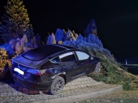 Völlig zerstört wurde der Tesla Model 3 bei dem Unfall am 27. Dezember 2025.