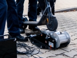 Bei einer E-Scooter-Kontrolle überprüft die Polizei einen Roller auf einem Prüfstand.