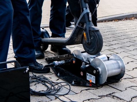 Bei einer E-Scooter-Kontrolle überprüft die Polizei einen Roller auf einem Prüfstand.