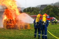 Die Jugendfeuerwehr präsentierte ihre Einsatzfähigkeiten bei einer eindrucksvollen Übung trotz widriger Wetterbedingungen.