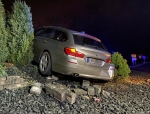 Dieser BMW kam am 13. Dezember auf einer Verkehrsinsel zum Stehen - bei dem Battenberger besteht der Verdacht einer Trunkenheitsfahrt