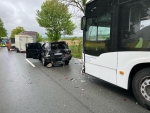 Durch den Aufprall am 11. Mai 2026 wurde ein Mercedes auf einen VW Passat und dieser gegen ein Anhänger-Gespann geschoben.