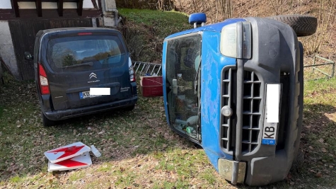 Auf der Landesstraße 3076 bei Korbach kippte am 11. April 2026 ein Fiat in einer Kurve auf die Seite.