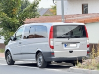 Aus einem silbernen Vito wird eine Geschwindigkeitskontrolle in der Nähe der Schule durchgeführt.