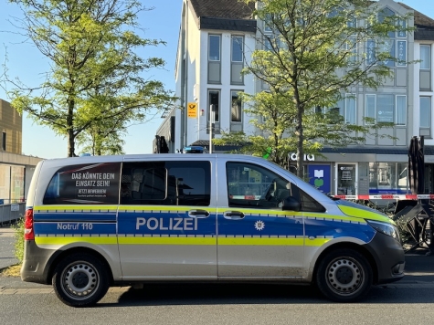 Die Polizei sucht Zeugen. Die Wand eines Getränkemarktes wurde durch Farbschmiererei beschädigt.