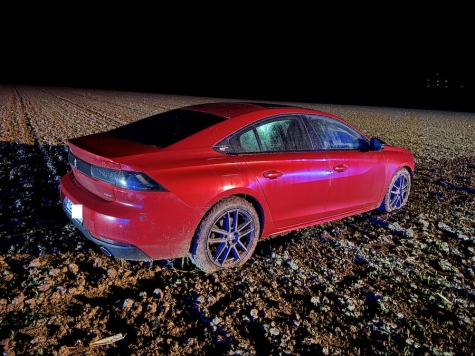 Auf der Hainaer Straße zwischen Herbelhausen und Ellnrode ereignete sich ein Alleinunfall; ein Peugeot 508 landete auf einem Acker.