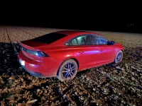 Auf der Hainaer Straße zwischen Herbelhausen und Ellnrode ereignete sich ein Alleinunfall; ein Peugeot 508 landete auf einem Acker.