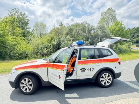 Rettungskräfte und Ersthelfer reanimierten am Freitag einen Mann, der nach einer Rutschpartie an der Badeinsel im Edersee reglos im Wasser trieb.