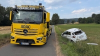 Das Abschleppunternehmen Gäbler barg den beschädigten Renault am 4. August 2026 aus dem Graben.
