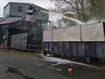 Nach dem Feuer musste ein Container geöffnet und der brennende Inhalt über die Drehleiter abgelöscht werden.